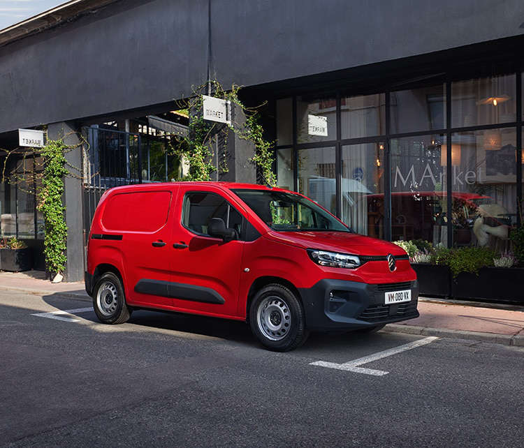Фургон Citroën ë-Berlingo стоїть на вулиці біля магазину
