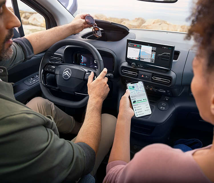 Чоловік і жінка користуються навігаційною системою у салоні Citroën Berlingo