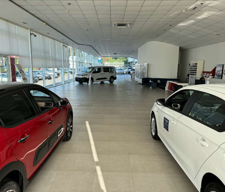 Інтерʼєр автосалону Citroën «Автолідер» у Хмельницькому