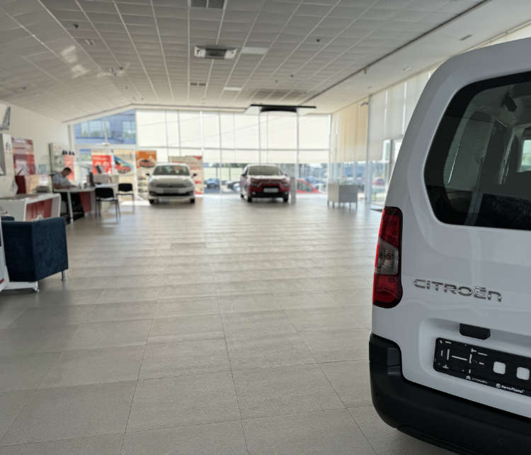 Автомобілі у виставковій залі автосалону Citroën «Автолідер» у Хмельницькому