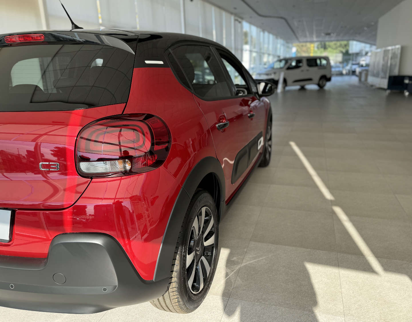 Червоний Citroën C3 в автосалоні «АІС» у Хмельницькому