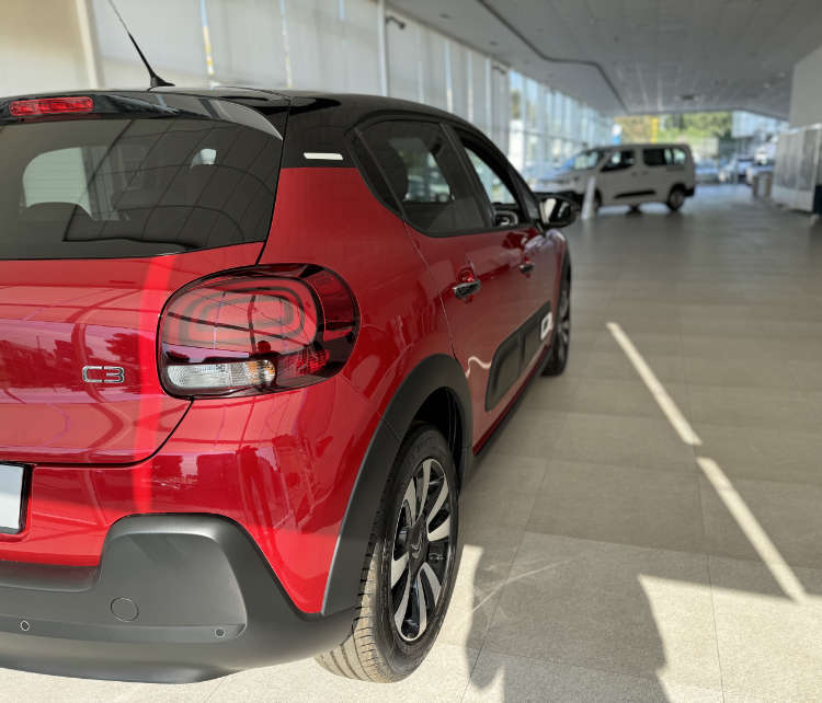 Червоний Citroën C3 в автосалоні «АІС» у Хмельницькому